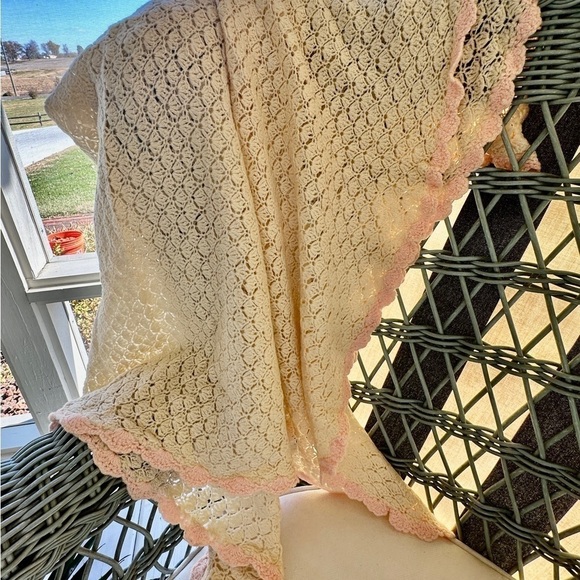 VINTAGE, BEAUTIFULLY HANDMADE, BABY BLANKET. CREAM COLOR WITH PINK TRIM. - Picture 8 of 11